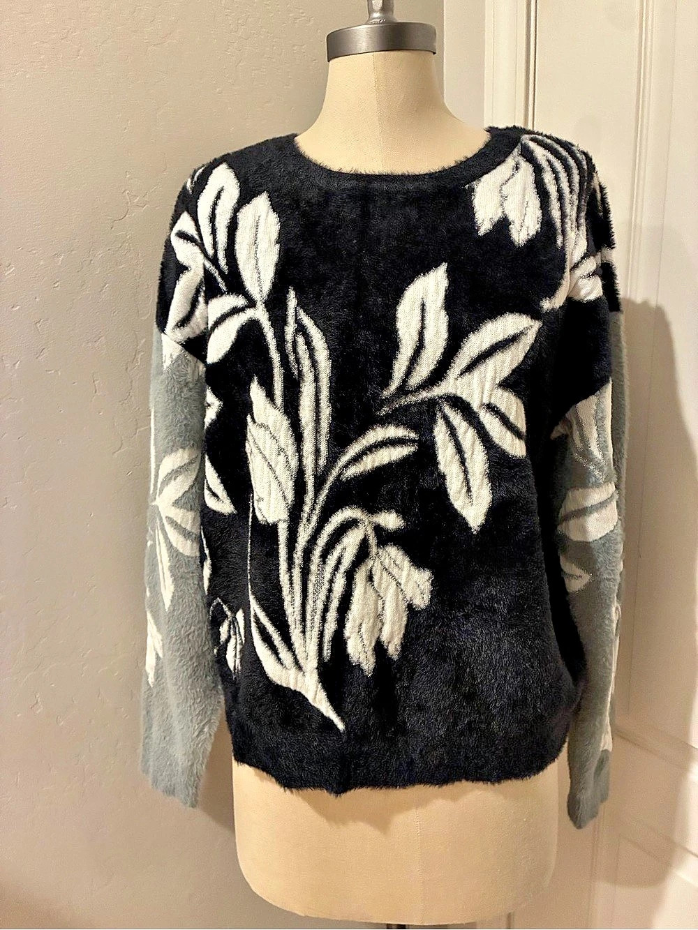 Cozy Fuzzy Black White Gray Floral Sweater by Ellen Tracy Size L
